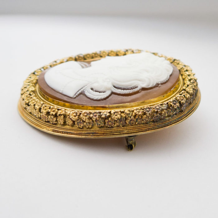 Large 1800's era Cameo Pin/Pendant, 18k Yelllow Gold - Image 2