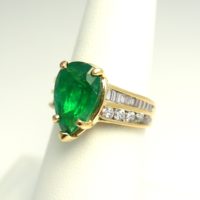 Vintage 3.60ct Pear Shape Natural Emerald on Channel Set Diamond Band - Image 2