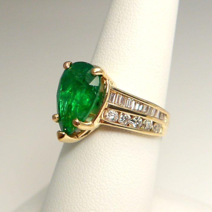 Vintage 3.60ct Pear Shape Natural Emerald on Channel Set Diamond Band - Image 3