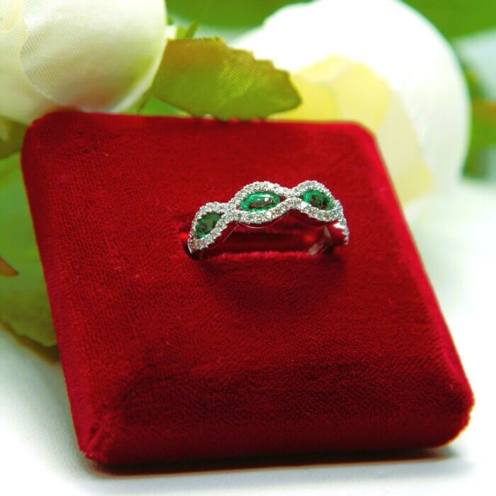18k White Gold Oval Emerald and Diamond Ring