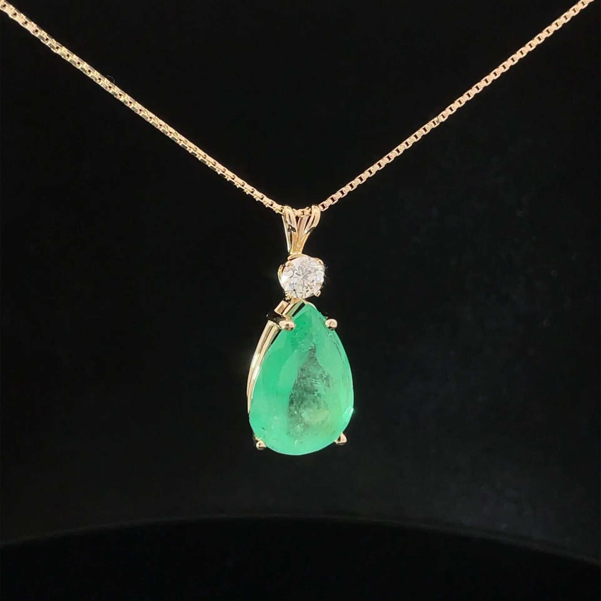 10.70ct Pear Shaped Emerald & Diamond Pendant in 14k Yellow Gold - Image 2