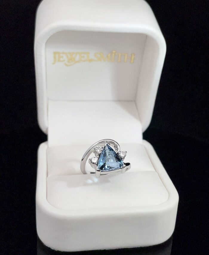 18k White Gold Trillion-Cut Aquamarine Ring - Image 2